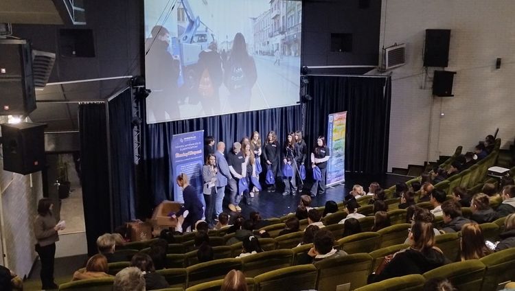 Belép(ŐK) elnevezésű városjáró vetélkedőn iskolánk 9.kny osztálynak csapata első helyezést ért el ! :)