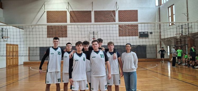 Iskolánk fiú amatőr röplabda csapata is csoportelsőként továbbjutott a megyei döntőbe.