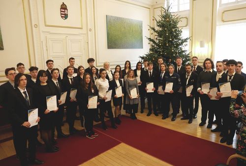 Gera Liliána, a Berzeviczy 12. évfolyamos tanulója elismerő oklevelet kapott a Városháza Dísztermében