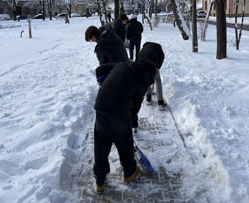 Hólapátolás a Deák Ferenc téren