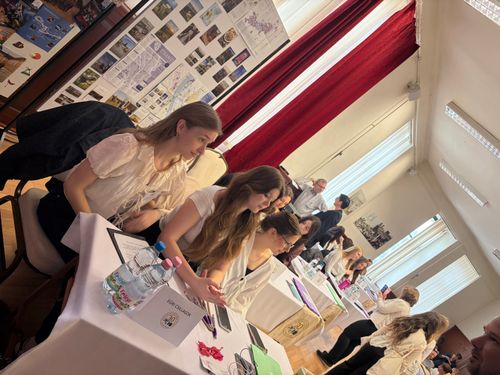 A turizmus szakunk 30. évfordulója alkalmából rendezett eseménysorozatunk záróprogramja az általunk meghirdetett Dunán inneni turisztikai verseny döntője, melyre öt városból érkeztek csapatok.