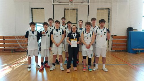 A Berze csapata bronz érmes lett!