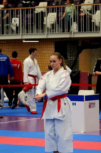 Fantasztikus sportsiker! Svercsok Diána nemzetközi nyílt karate versenyen felnőtt női kata 6-4. kyu kategóriában 1. helyezést ért el. Gratulálunk!